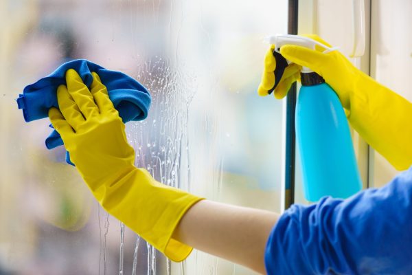 hände-putzen-ein-fenster-